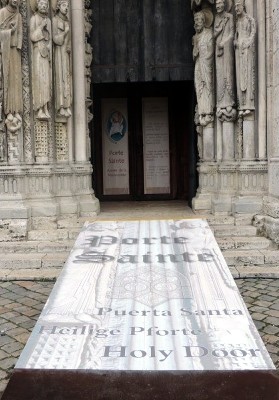 Portail royal de la cathédrale de Chartres Portail royal de la cathédrale de Chartres